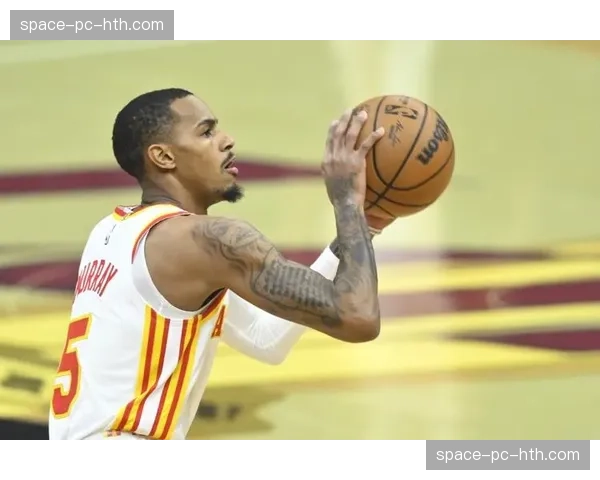 特写：比赛结束后，德章泰·穆雷为场边小球迷签名并合影。