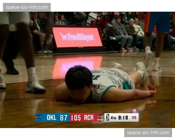 现场镜头捕捉到杨瀚森成功封盖后快速跟进参与快攻