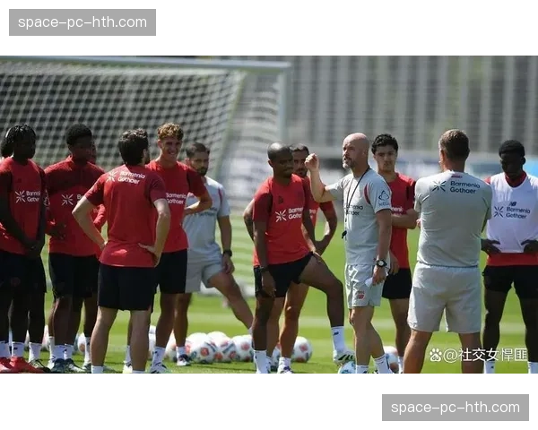 场边：勒沃库森助教与对方教练席发生口角，被主裁判警告