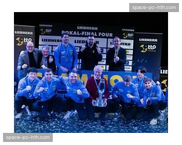 萨尔布吕肯主场告别战，球队为赛季末离队球员举行告别仪式