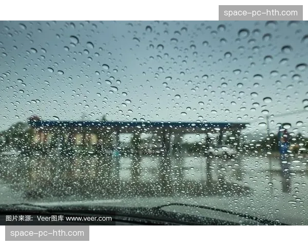 法兰西大球场顶棚因降雨临时关闭，场内气氛更加热烈