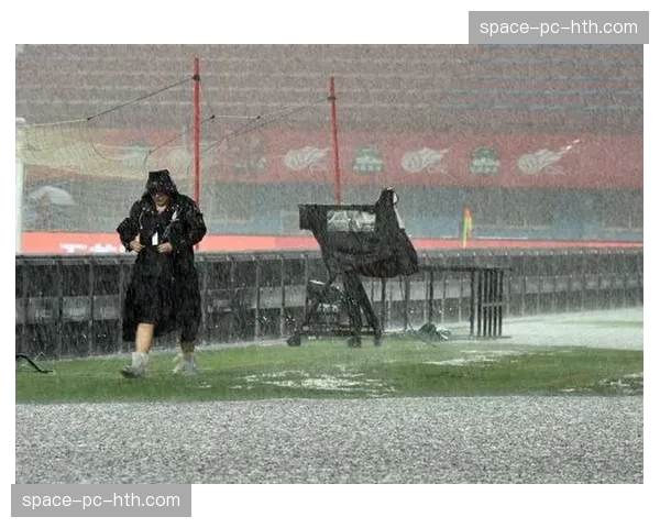 暴雨导致场地积水，中超比赛暂停15分钟进行排水